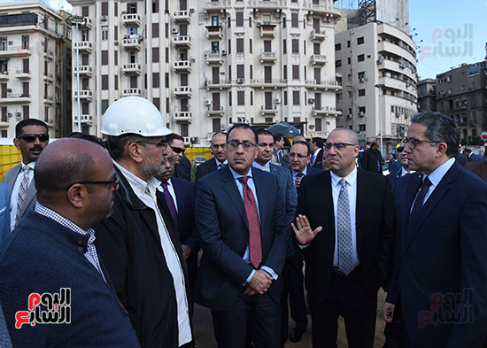 رئيس الوزراء يتفقد أعمال تطوير ميدان التحرير (2)