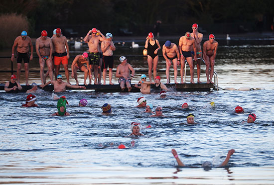 السباحون يشاركون في سباق المعوقين يوم كأس بيتر بان السنوي في نهر سربنتين