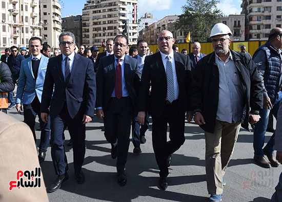 رئيس الوزراء يتفقد أعمال تطوير ميدان التحرير (6)