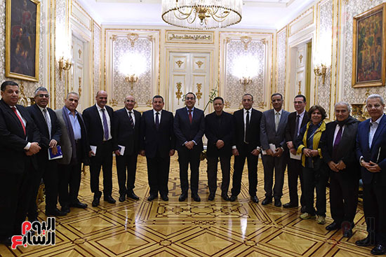 رئيس الوزراء مع الكتّاب والصحفيين تصوير سليمان عطيفى‎