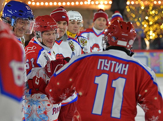 الرئيس الروسي بوتين يلعب هوكي الجليد في موسكو