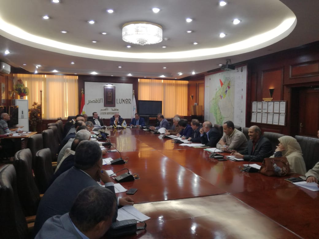 محافظ الاقصر يعقد جلسة المجلس التنفيذي بحضور قيادات المديريات المختلفة (5)