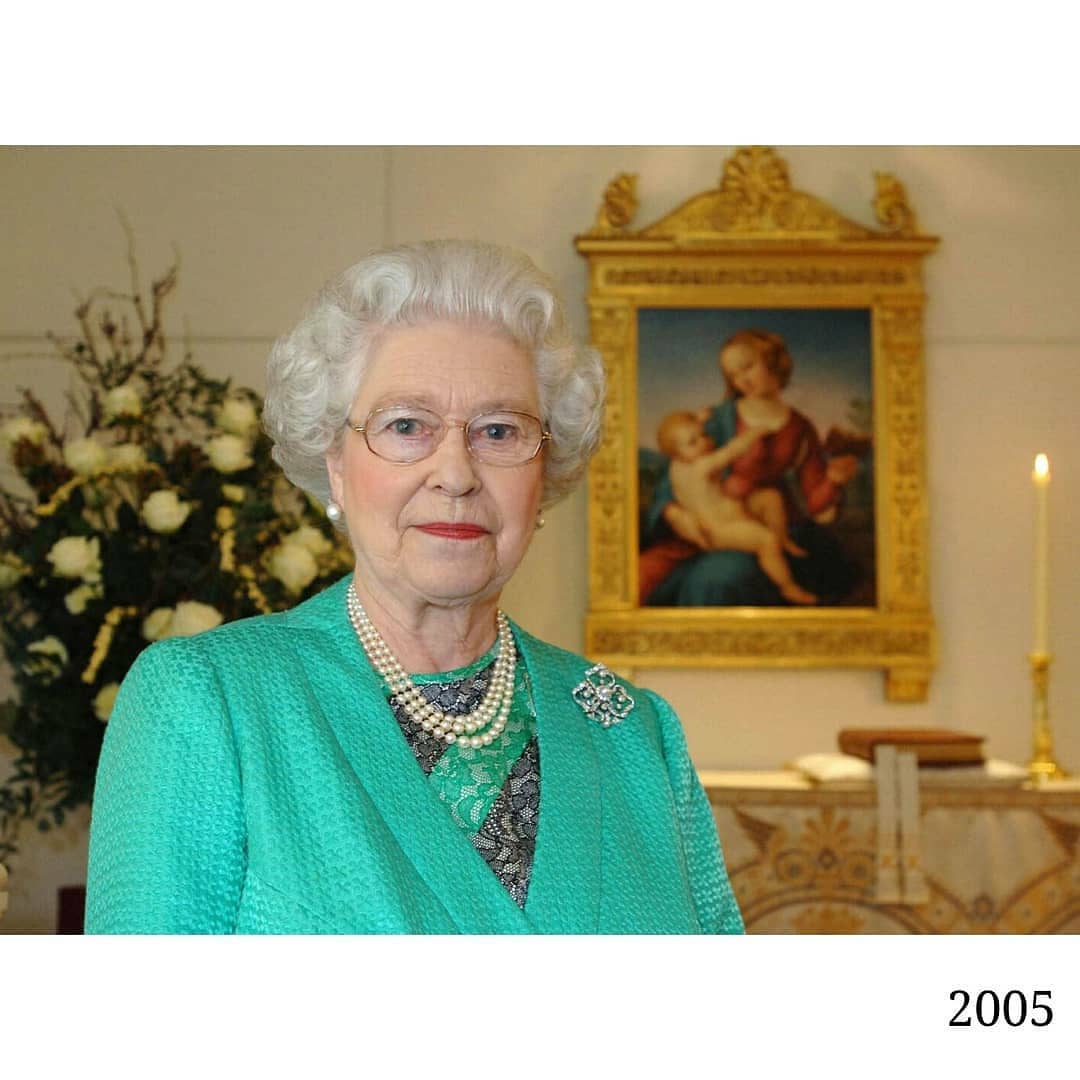 الملكة إليزابيث الثانية أربعٌ وتسعون عاماً من الملابس الملونة 