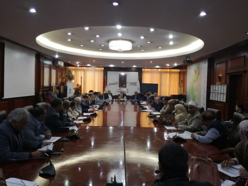 محافظ الاقصر يعقد جلسة المجلس التنفيذي بحضور قيادات المديريات المختلفة (2)