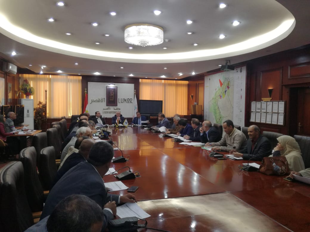 محافظ الاقصر يعقد جلسة المجلس التنفيذي بحضور قيادات المديريات المختلفة (1)