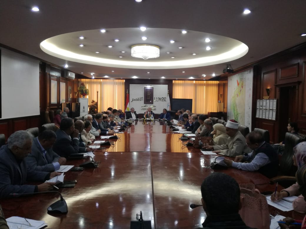 محافظ الاقصر يعقد جلسة المجلس التنفيذي بحضور قيادات المديريات المختلفة (4)