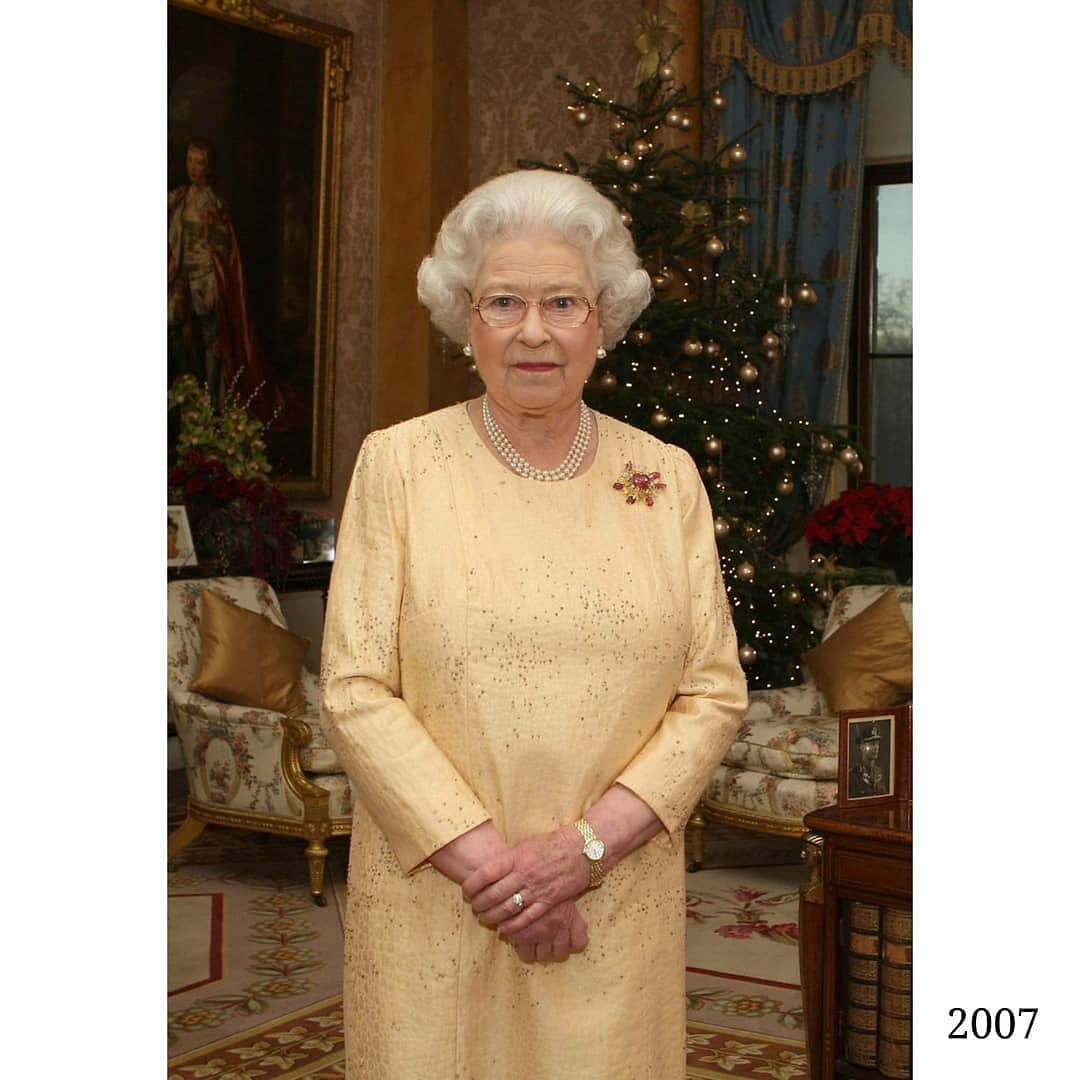 الملكة إليزابيث بفستان الكريسماس عام 2007