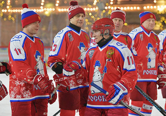 بوتين يحيي لاعبي الهوكي الجليدي المحترفين السابقين