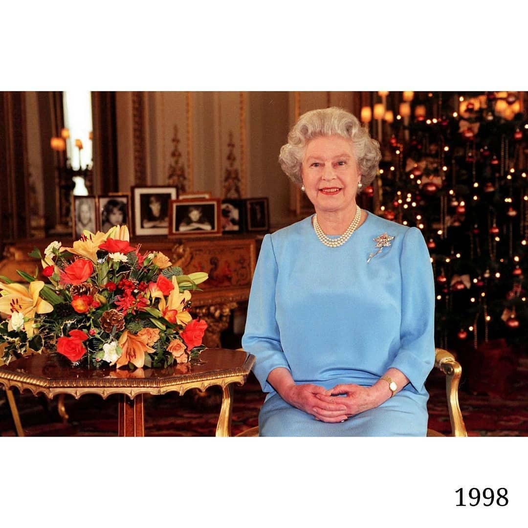 الملكة إليزابيث بفستان الكريسماس عام 1998