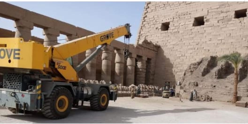 معابد الكرنك تشهد البدء في أعمال نقل مجموعة من الكباش إلي المتحف المصرى  (1)