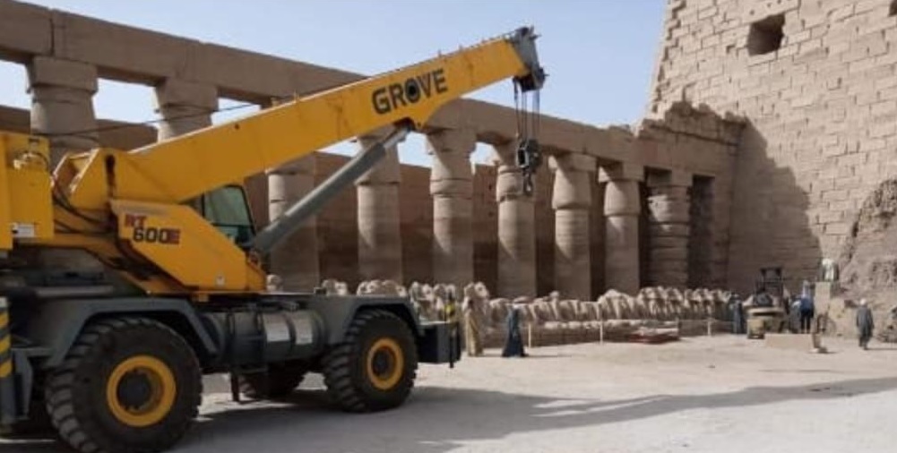 معابد الكرنك تشهد البدء في أعمال نقل مجموعة من الكباش إلي المتحف المصرى  (2)