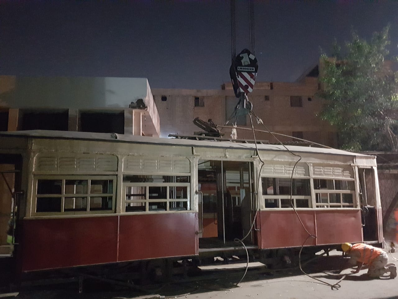 خلال أعمال نقل إحدى عربات إلى قصر البارون (2)