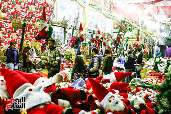 رواج فى سوق زينة الكريسماس قبل الاحتفال بأيام
