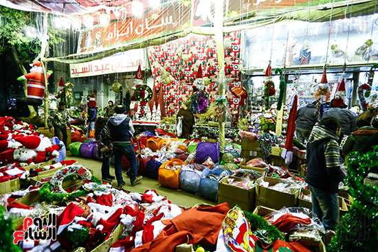 رواج فى سوق زينة رأس السنة قبل الاحتفال