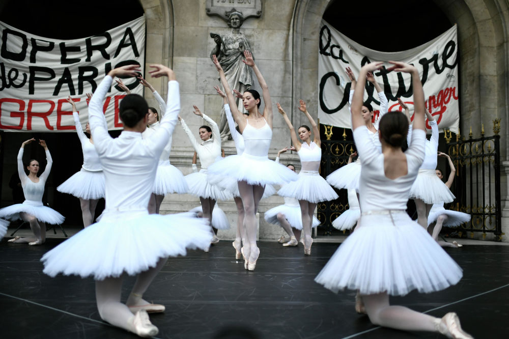 راقصو دار الأوبرا الباريسية أمام قصر جارنييه
