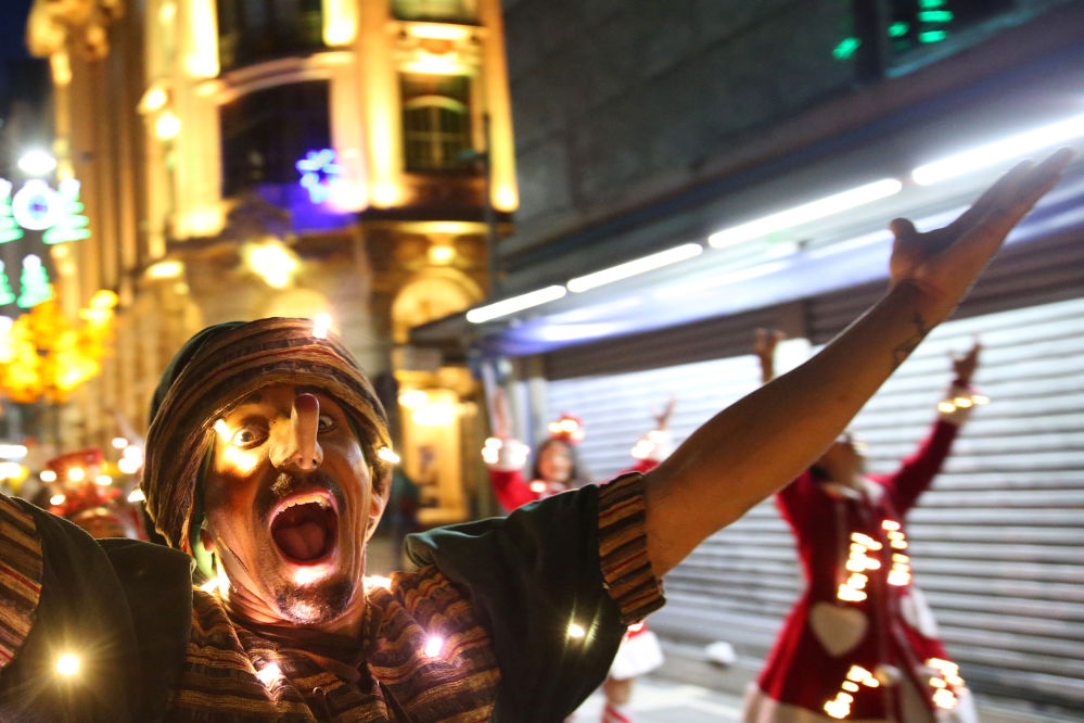 أشخاص يشاركون فى مسيرة احتفالية بمناسبة عيد الميلاد فى سانو باولو