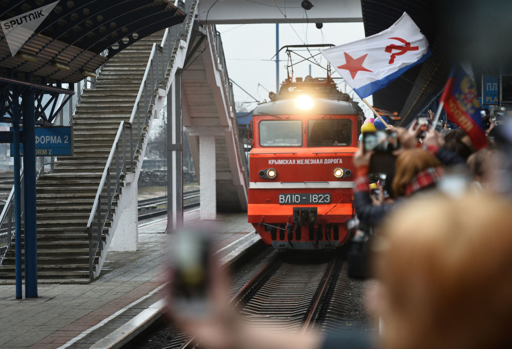 قطار "تافريا" عبر مسار السكة الحديدية "سان بطرسبورج - سيفاستوبل" يصل محطة سيفاستوبل