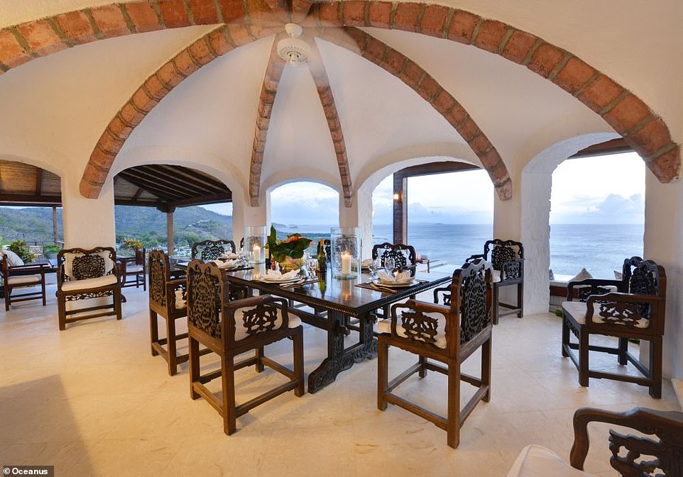 غرفة الطعام فى الفيلا بجزر الكاريبى