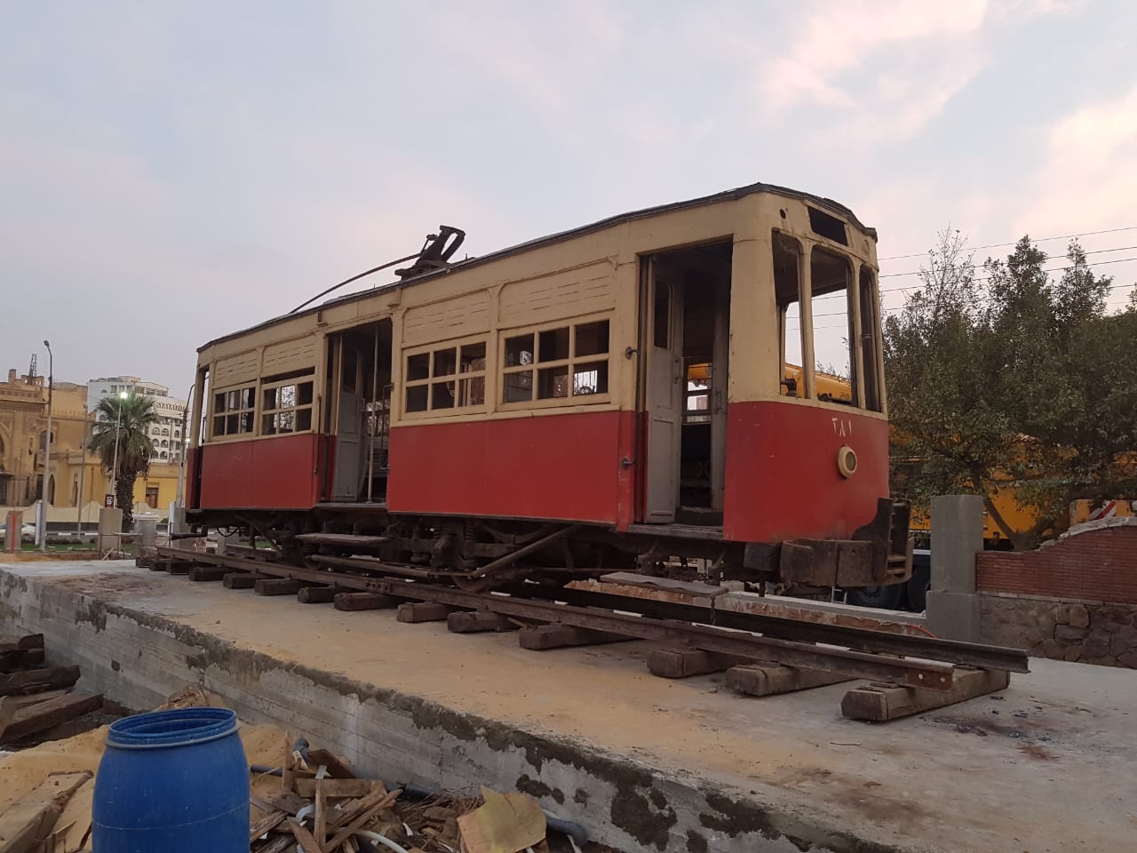 خلال أعمال نقل إحدى عربات إلى قصر البارون (1)