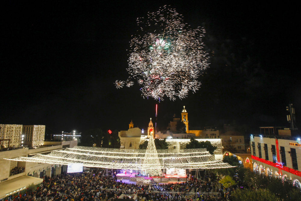 مراسم الاحتفال بمناسبة إضاءة شجرة عيد الميلاد فى ساحة مانجر بالضفة الغربية