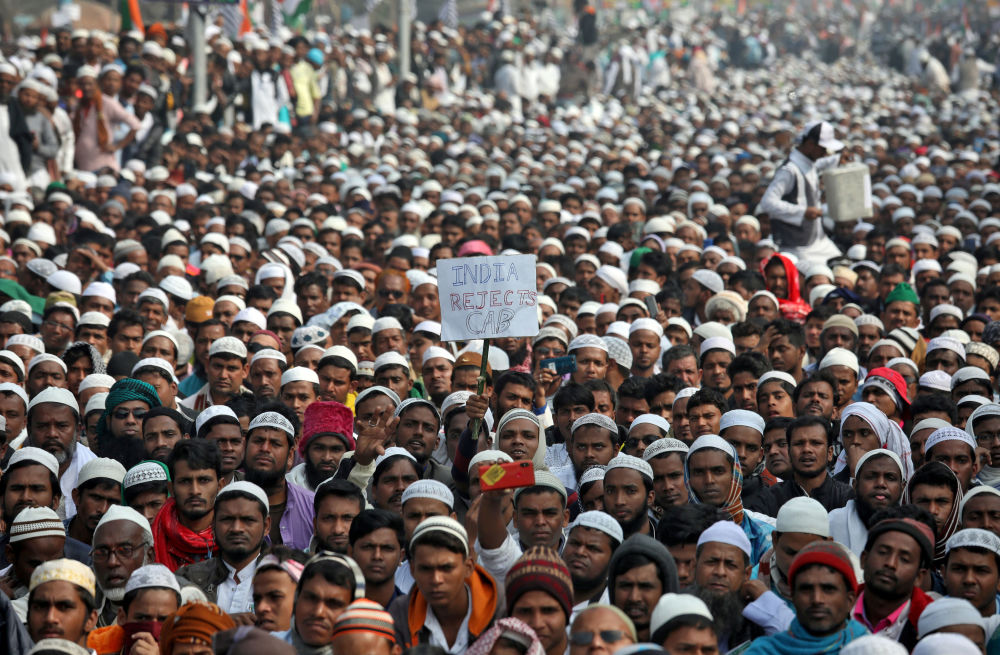 أشخاص يحضرون احتجاجا ضد قانون الجنسية الجديد فى كولكاتا بالهند