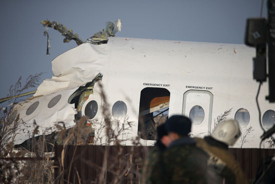 12 قتيلا حتى الآن إثر سقوط الطائرة الكازاخية