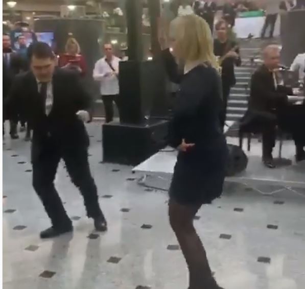 ماريا زاخاروفا ترقص فى حفل بالخارجية الروسية