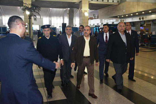 وزير الطيران يتفقد مطار القاهرة الدولي (2)