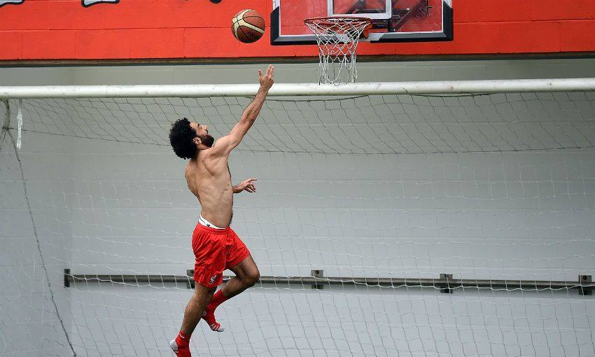 محمد صلاح يلعب كرة السلة