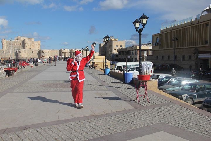 جانب من الاحتفال بشوارع الاسكندرية بابا نويل (1)
