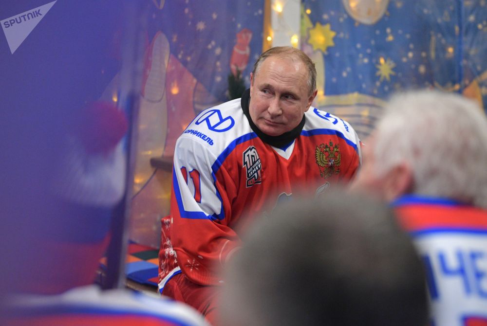 فلاديمير بوتين خلال مشاركته فى مباراة للهوكى مع النجوم المخضرمين فى الساحة الحمراء
