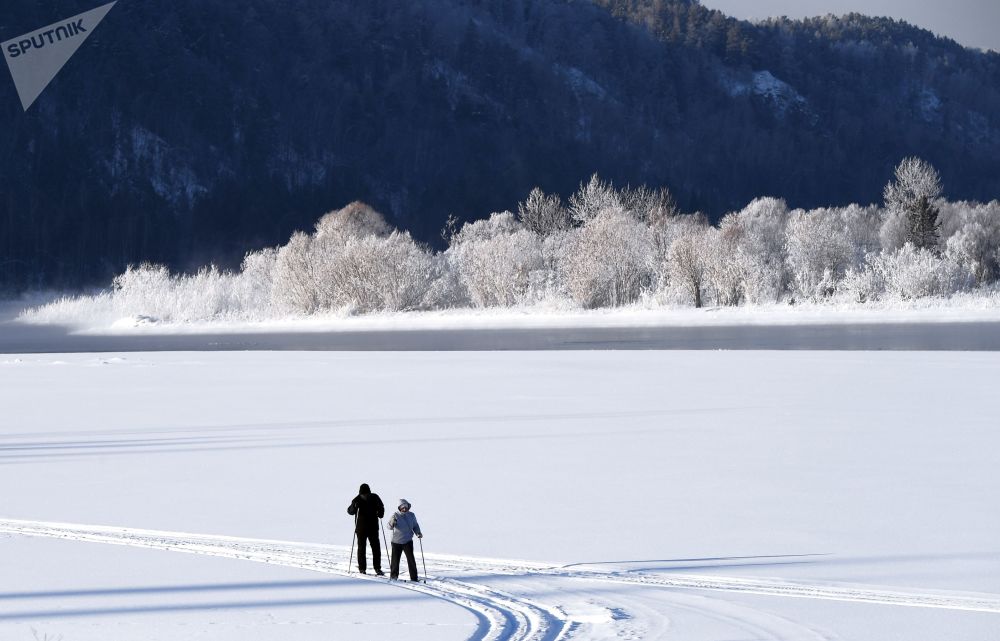 أشخاص يتزلجون بمحاذاة ضفة نهر ينيسى بالقرب من بلدة أوست-مانا فى إقليم كراسنودارسكى