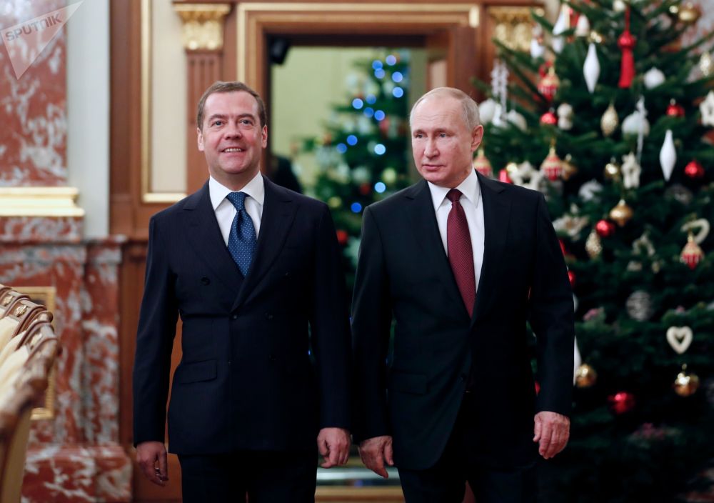فلاديمير بوتين ورئيس الوزراء ديمترى ميدفيديف فى اجتماع بمناسبة نهاية العام مع أعضاء الحكومة الروسية