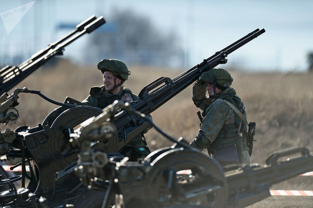 عسكريون من الدفاع الساحلى لأسطول البحر الأسود خلال مسابقات التأهيل "بياثلون الدبابات"