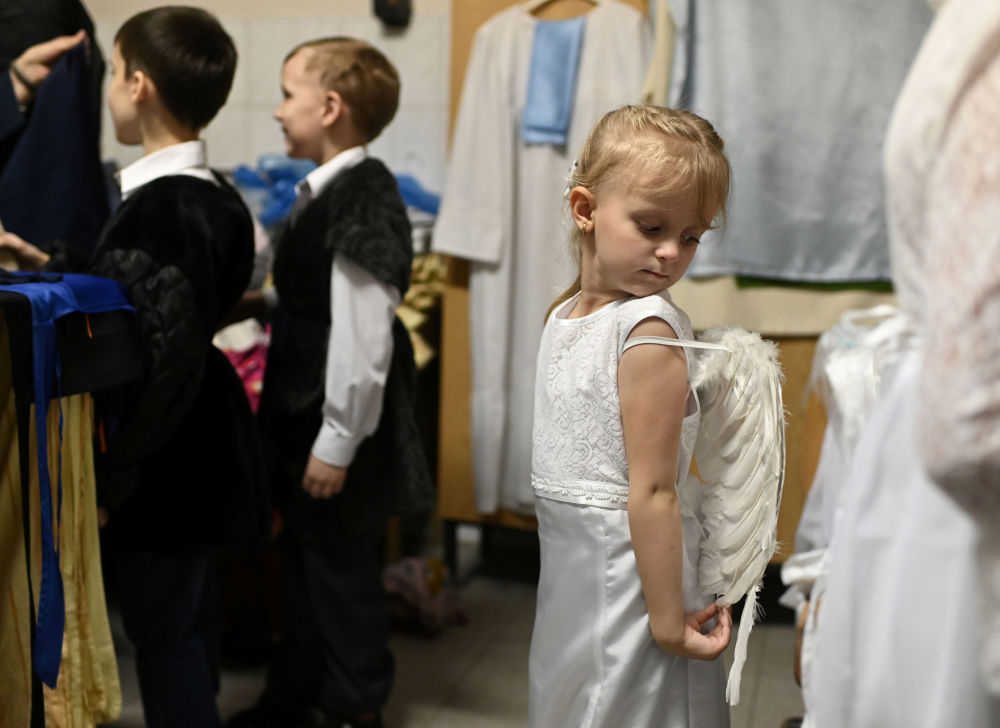 أطفال يستعدون لفعالية احتفالية بمناسبة عيد الميلاد فى كنيسة كاثوليكية فى أومسك بروسيا