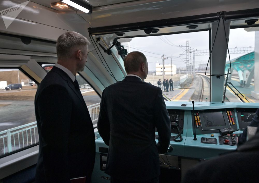 فلاديمير بوتين يفتتح خط القطارات عبر جسر القرم