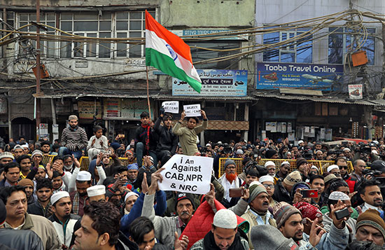 المتظاهرون يرفعون علم الهند