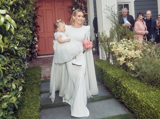 هيلاري داف تحمل ابنتها في حفل زفافها