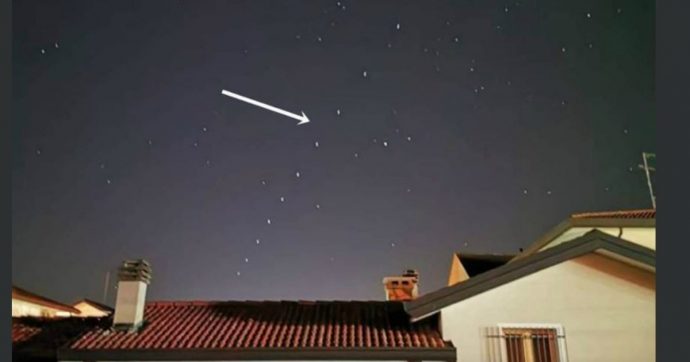 أضواء غامضة بسماء إيطاليا تثير قلق السكان والسبب إيلون ماسك. 21504-satelliti-elon-musk-1200-690x362