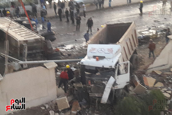 حادث تصادم سيارة نقل وأتوبيس ببورسعيد (5)