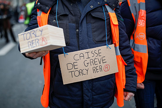 متظاهر-يحمل-صندوقًا-للتبرعات-بأموال-الإضراب