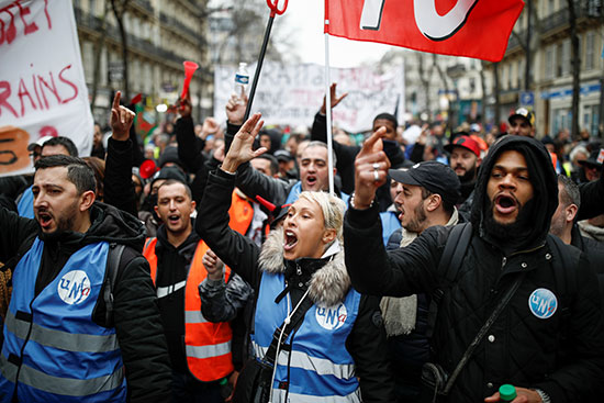 أعضاء-النقابة-العمالية-الفرنسية-والعمال-المضربون-يشاركون-في-مظاهرة-بعد-إضراب-دام-24-يومًا-ضد-خطط-إصلاح-معاشات-الحكومة