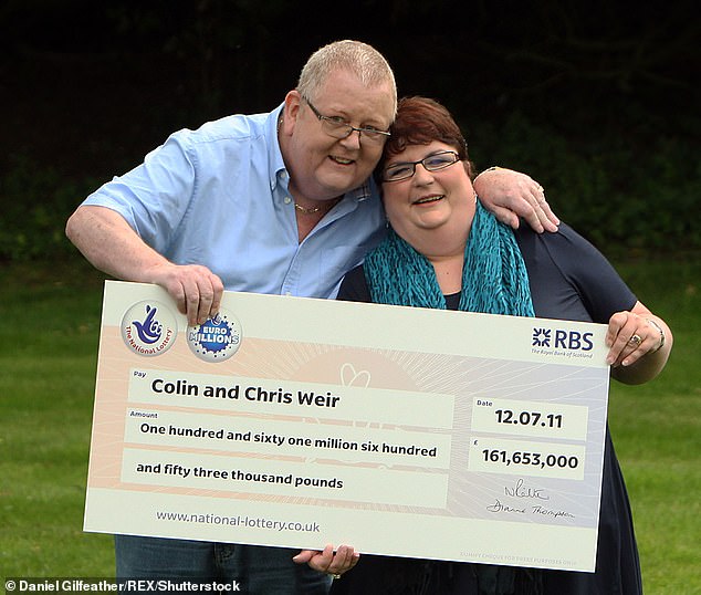 كولين وير وزوجته يحملان جائزة اليانصيب الكبرى
