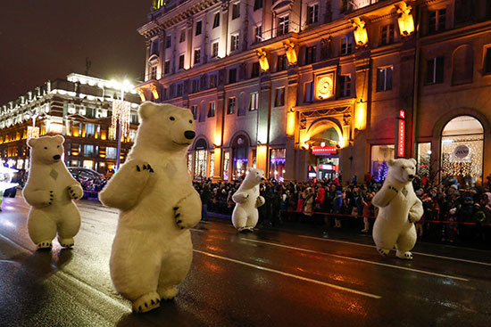 أشخاص يرتدون ملابس الدببة القطبية يشاركون في مسيرة بوسط مينسك