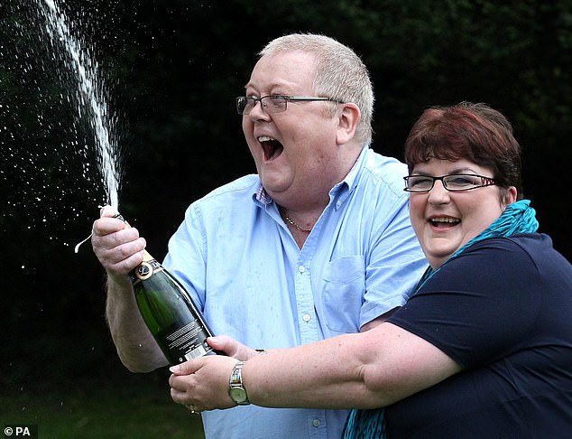كولين وير وزوجته يحتفلان بجائزة اليانصيب الكبرى