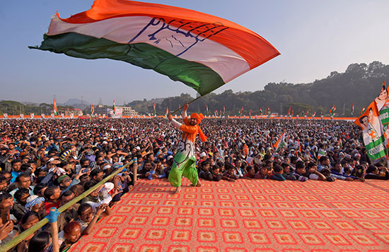أحد أنصار حزب المؤتمر الرئيسي المعارض في الهند يلوح بعلم الحزب خلال مظاهرة احتجاج ضد قانون الجنسية الجديد