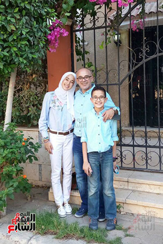 الفنان أحمد عزت مع ابنته وابنه