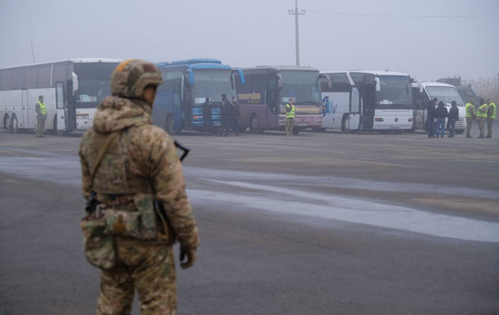 جندي-أوكراني-يقف-حارسًا-بالقرب-من-حافلات-المتمردين-الموالين-لروسيا