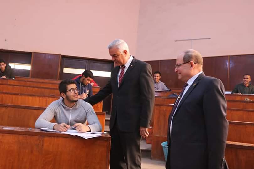 رئيس جامعة المنوفية يتفقد لجان الامتحانات  (2)