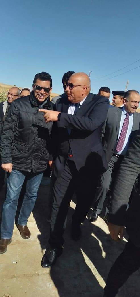 وزير الشباب والرياضة يصل مطار الخارجة ويزرع بقه شجرة (6)
